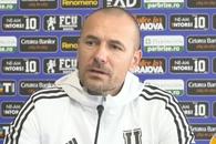 Cuceriți de „interimar”! Elogii în versuri pentru antrenorul de la FCU: „Vasilică antrenor, mai tare ca Ferguson”