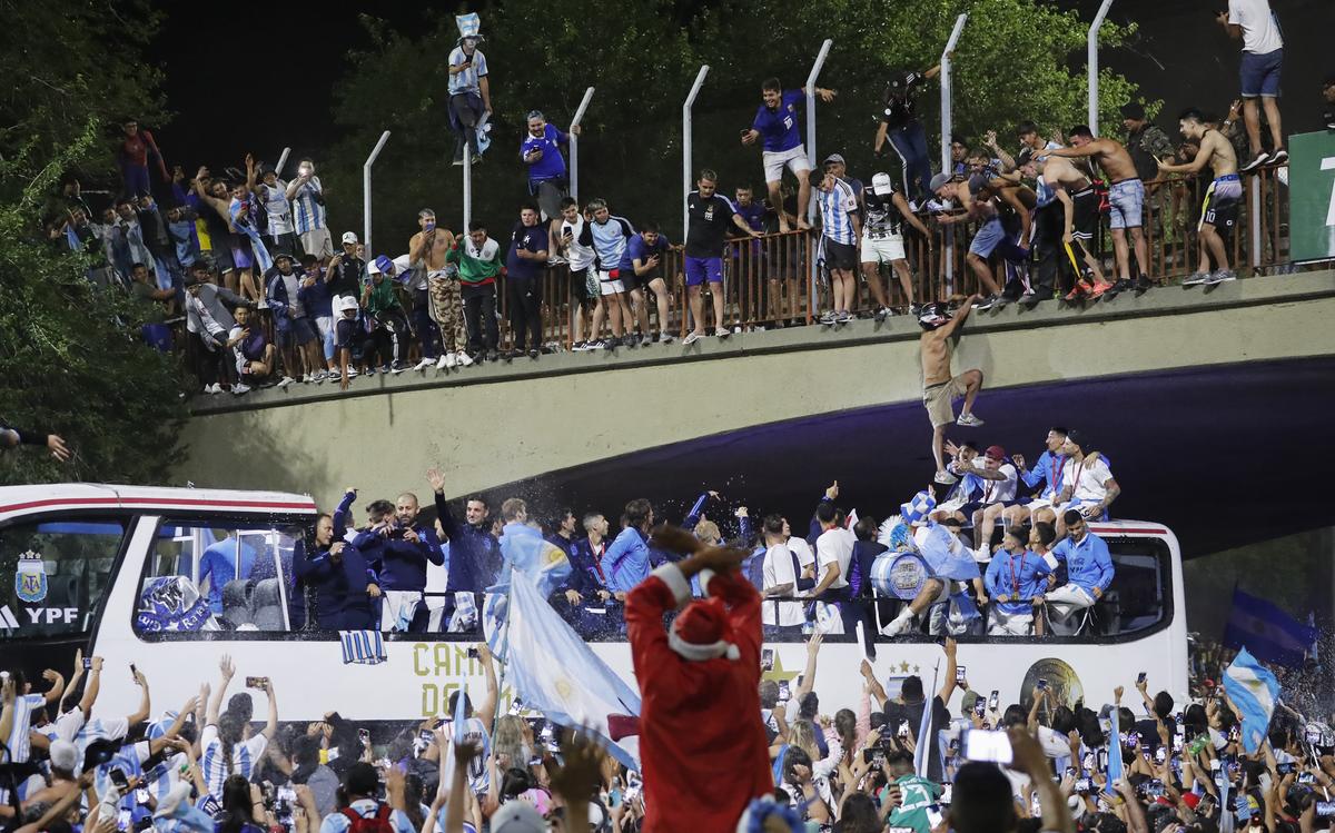 Cupa Mondială a ajuns în Argentina! Nebunie pe străzi, Messi &co. întâmpinați de zeci de mii de oameni