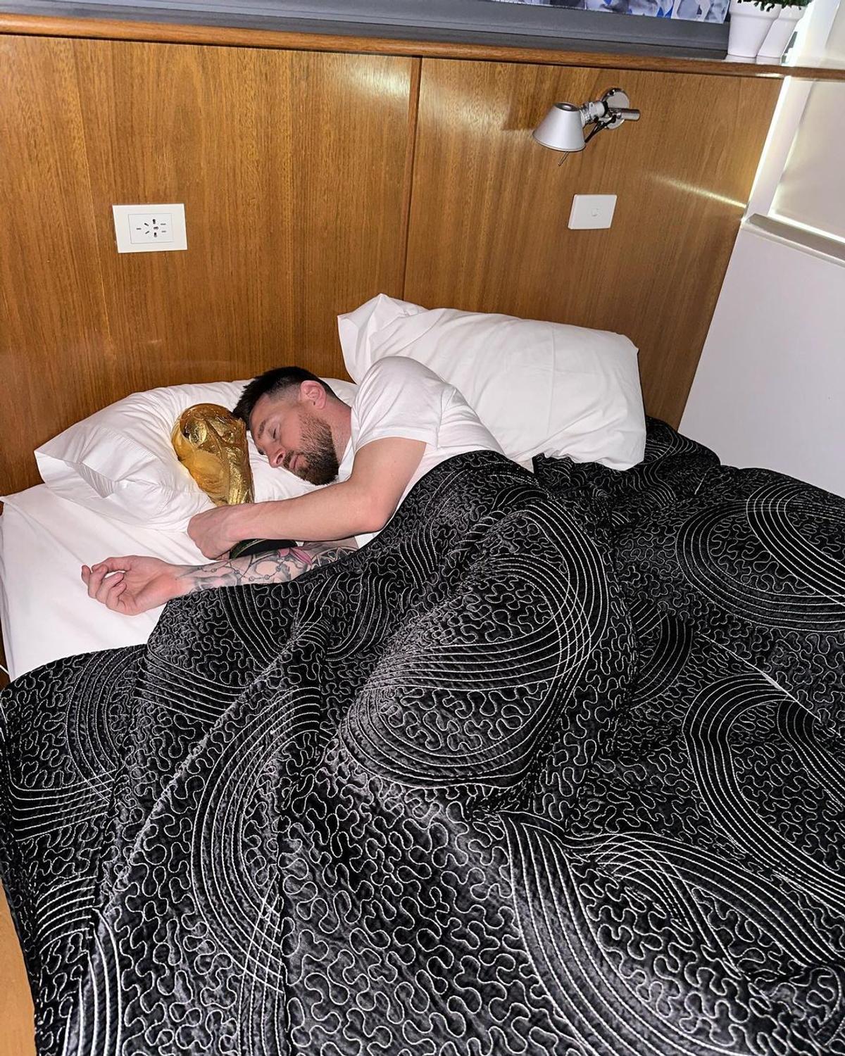 Imagini senzaționale cu Leo Messi și trofeul Campionatului Mondial