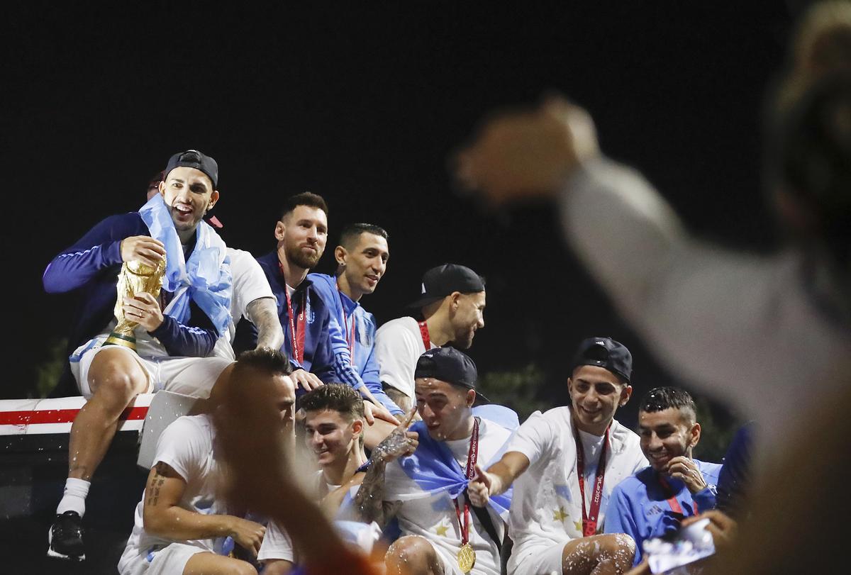 Pentru eternitate! Cupa Mondială a ajuns în Argentina! Imagini ULUITOARE pe străzi, Messi &co. întâmpinați de mii de oameni