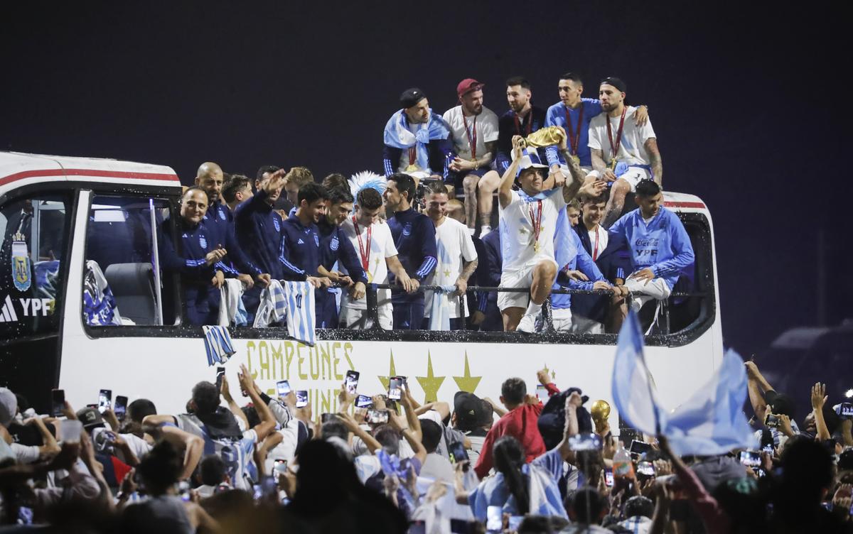 Pentru eternitate! Cupa Mondială a ajuns în Argentina! Imagini ULUITOARE pe străzi, Messi &co. întâmpinați de mii de oameni