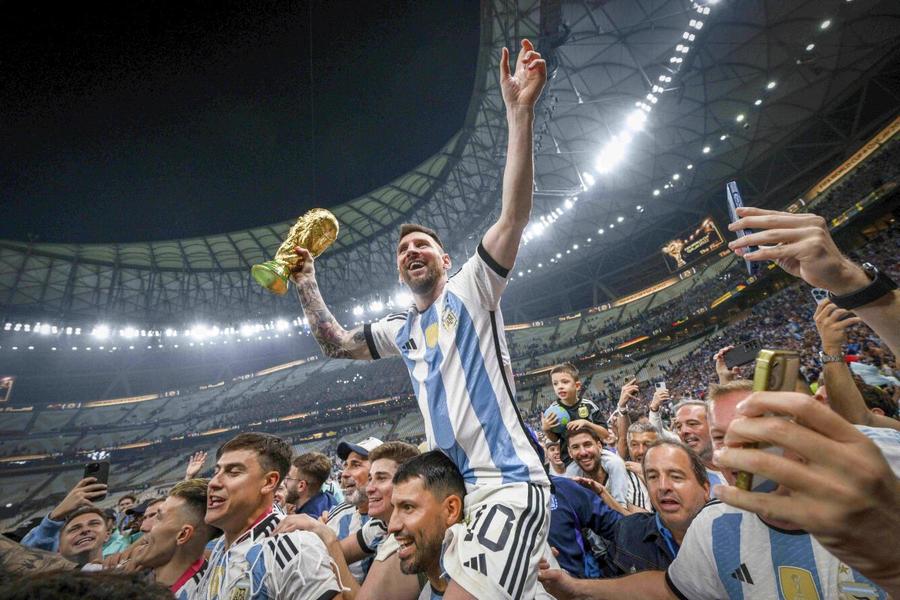 18 decembrie 2022. Leo Messi, pe Lusail Iconic, din Qatar. Arătat lumii de Kun Agüero / FOTO Imago Diego și Leo, zeii purtați pe umeri » Povestea celor mai frumoase fotografii ale Argentinei: „M-am trezit față în față cu el. O conexiune instantanee”