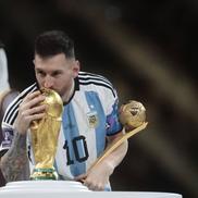 Leo Messi și trofeul Cupei Mondiale