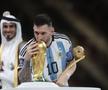 Leo Messi și trofeul Cupei Mondiale