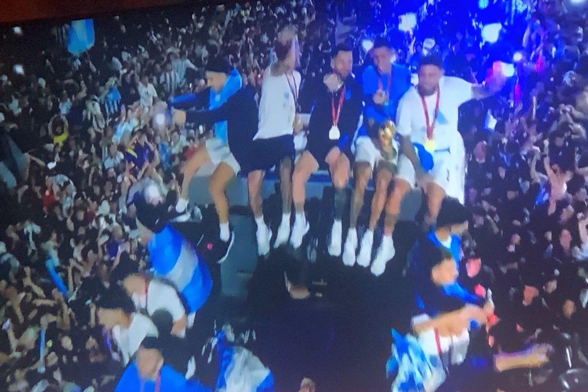 Pentru eternitate! Cupa Mondială a ajuns în Argentina! Imagini ULUITOARE pe străzi, Messi &co. întâmpinați de mii de oameni