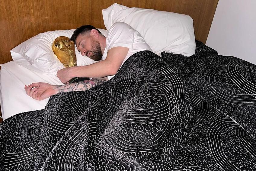 Leo Messi și trofeul Campionatului Mondial.
Foto: Instagram @Leo Messi