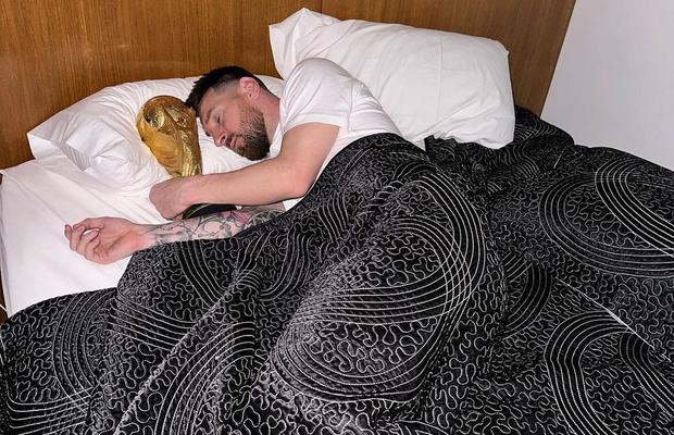 Messi a dormit cu trofeul în pat și s-a postat pe Instagram » Dybala și Suarez l-au luat la întrebări