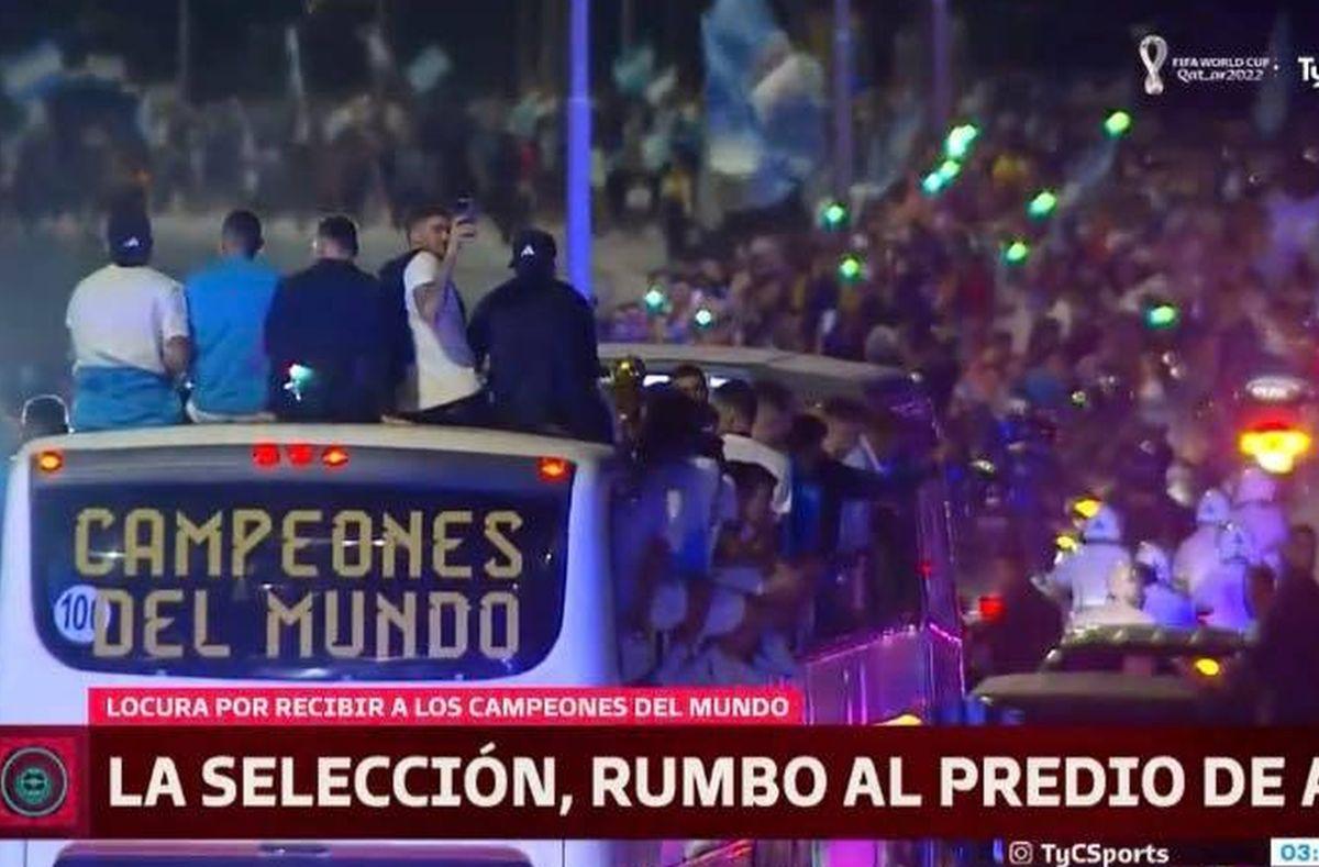 „Dibu” Martinez, protagonist și în timpul paradei de la Buenos Aires » Și-a bătut joc de Mbappe