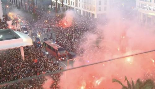 Sute de mii de marocani au ieșit pe străzile din Rabat pentru a sărbători locul 4 ocupat de naționala Marocului la Campionatul Mondial de fotbal.