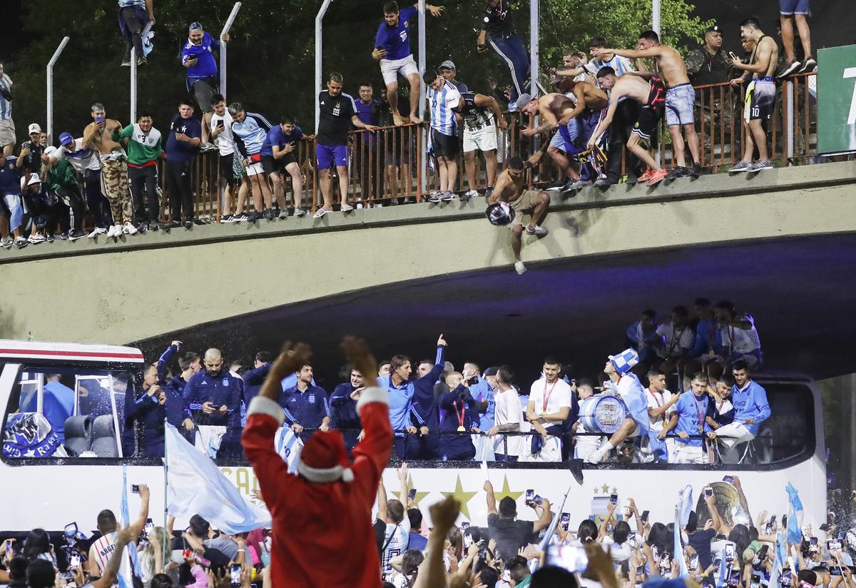 „Dibu” Martinez, protagonist și în timpul paradei de la Buenos Aires » Și-a bătut joc de Mbappe