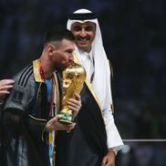 Leo Messi și trofeul Cupei Mondiale