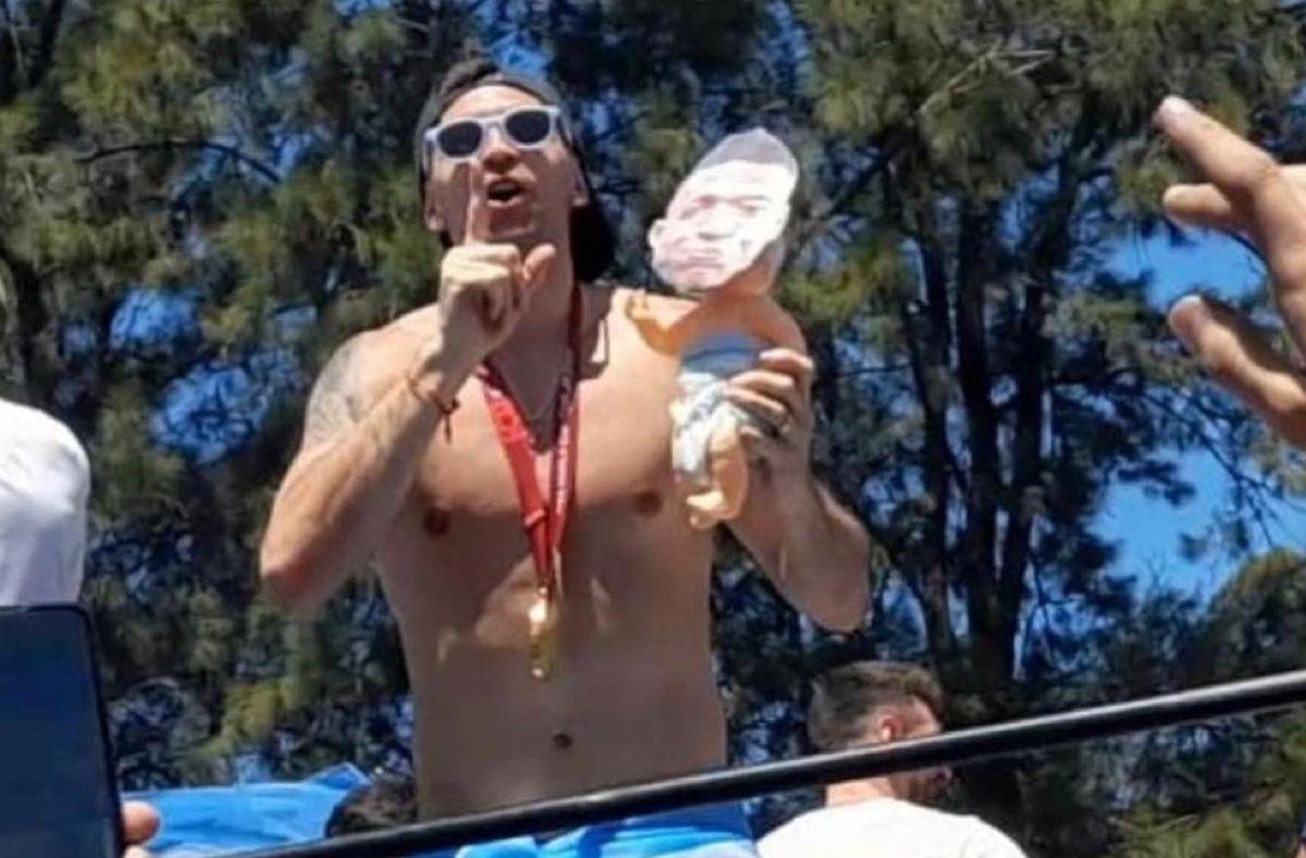 „Dibu” Martinez, protagonist și în timpul paradei de la Buenos Aires » Și-a bătut joc de Mbappe