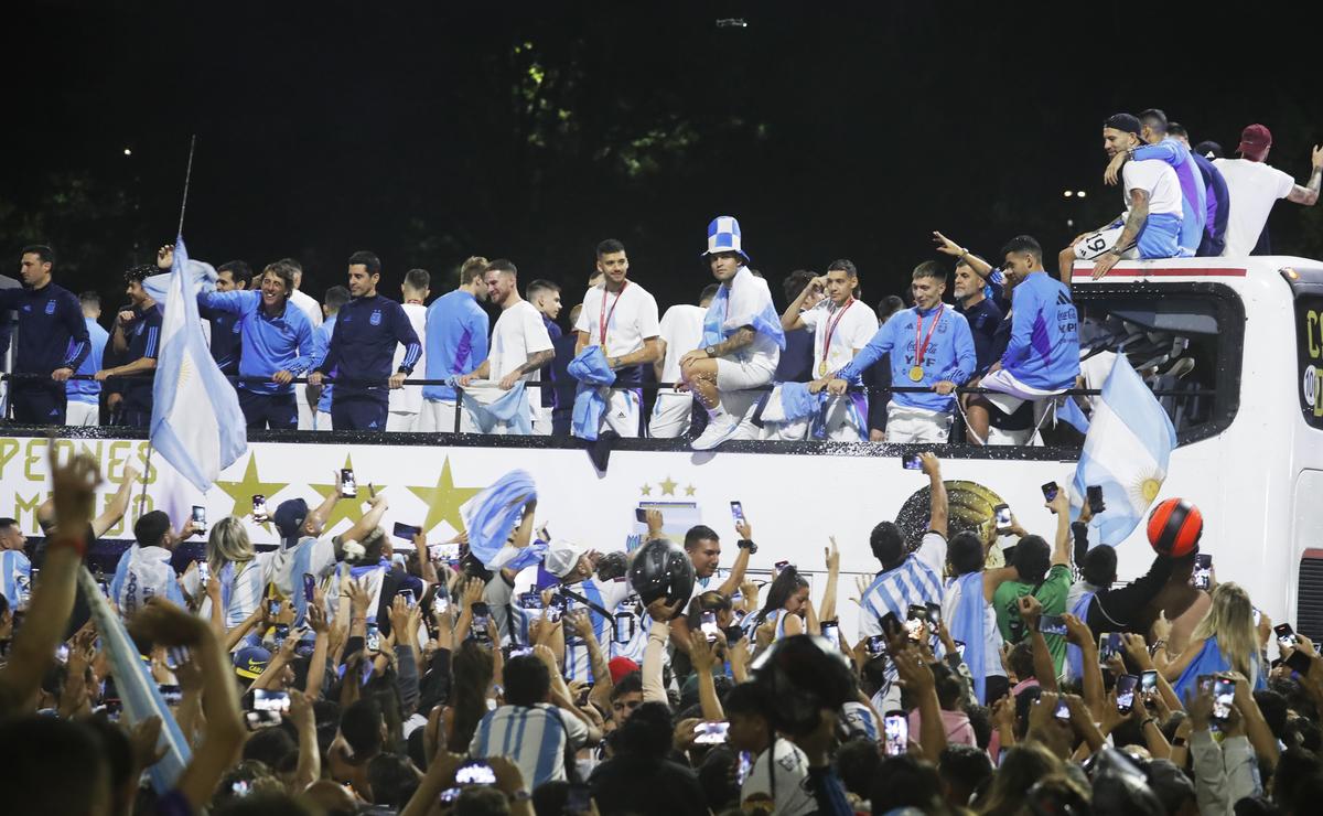 „Dibu” Martinez, protagonist și în timpul paradei de la Buenos Aires » Și-a bătut joc de Mbappe