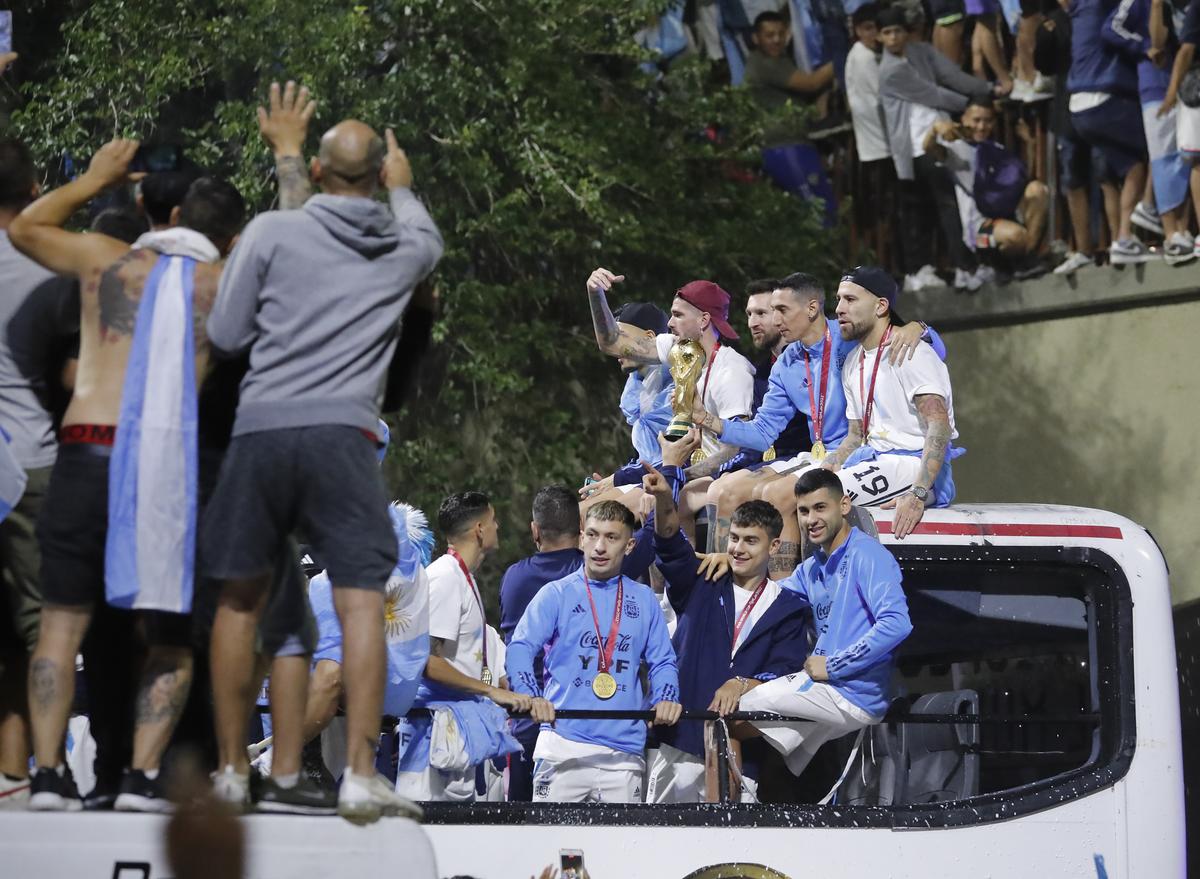 „Dibu” Martinez, protagonist și în timpul paradei de la Buenos Aires » Și-a bătut joc de Mbappe