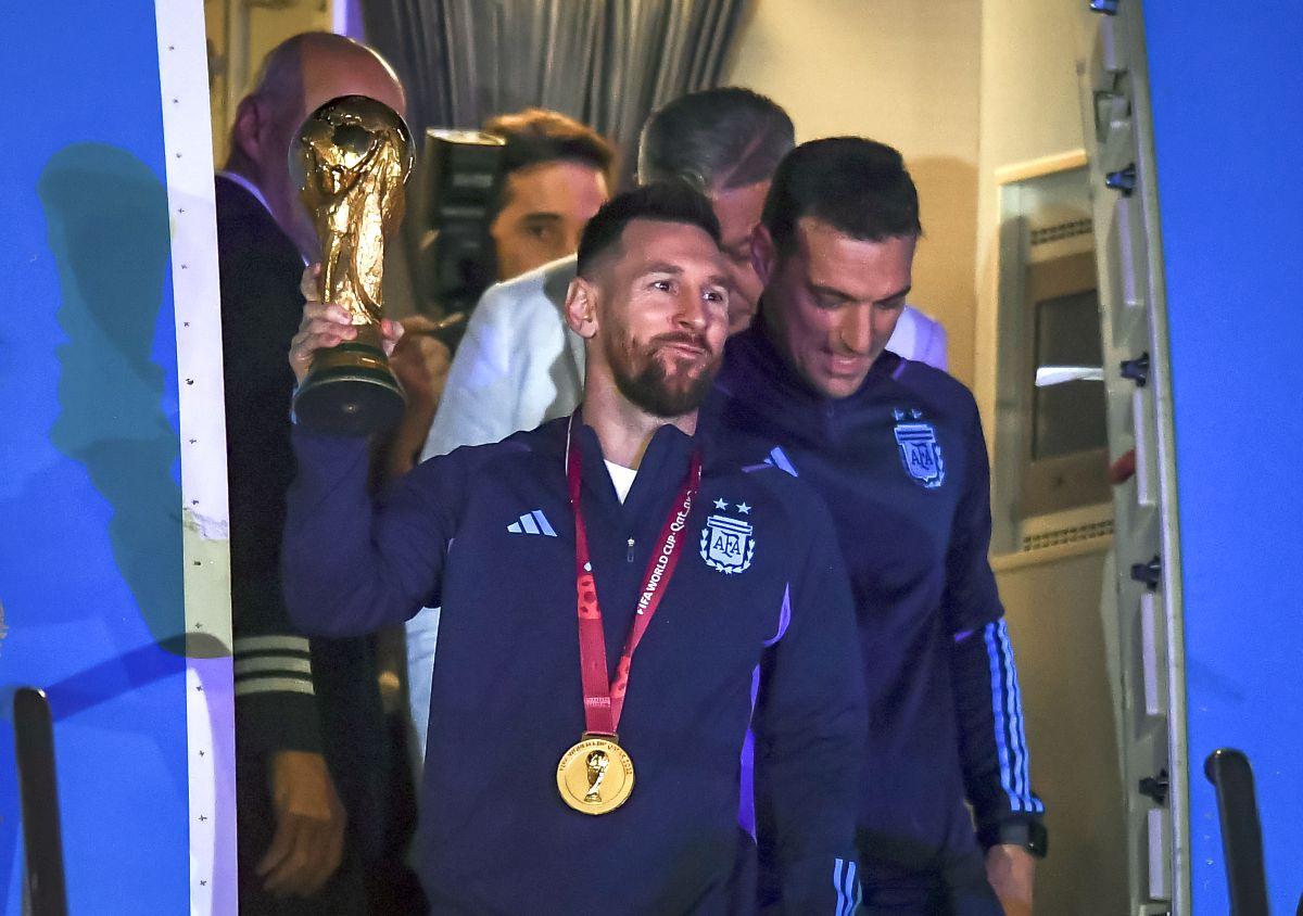 Pentru eternitate! Cupa Mondială a ajuns în Argentina! Imagini ULUITOARE pe străzi, Messi &co. întâmpinați de mii de oameni