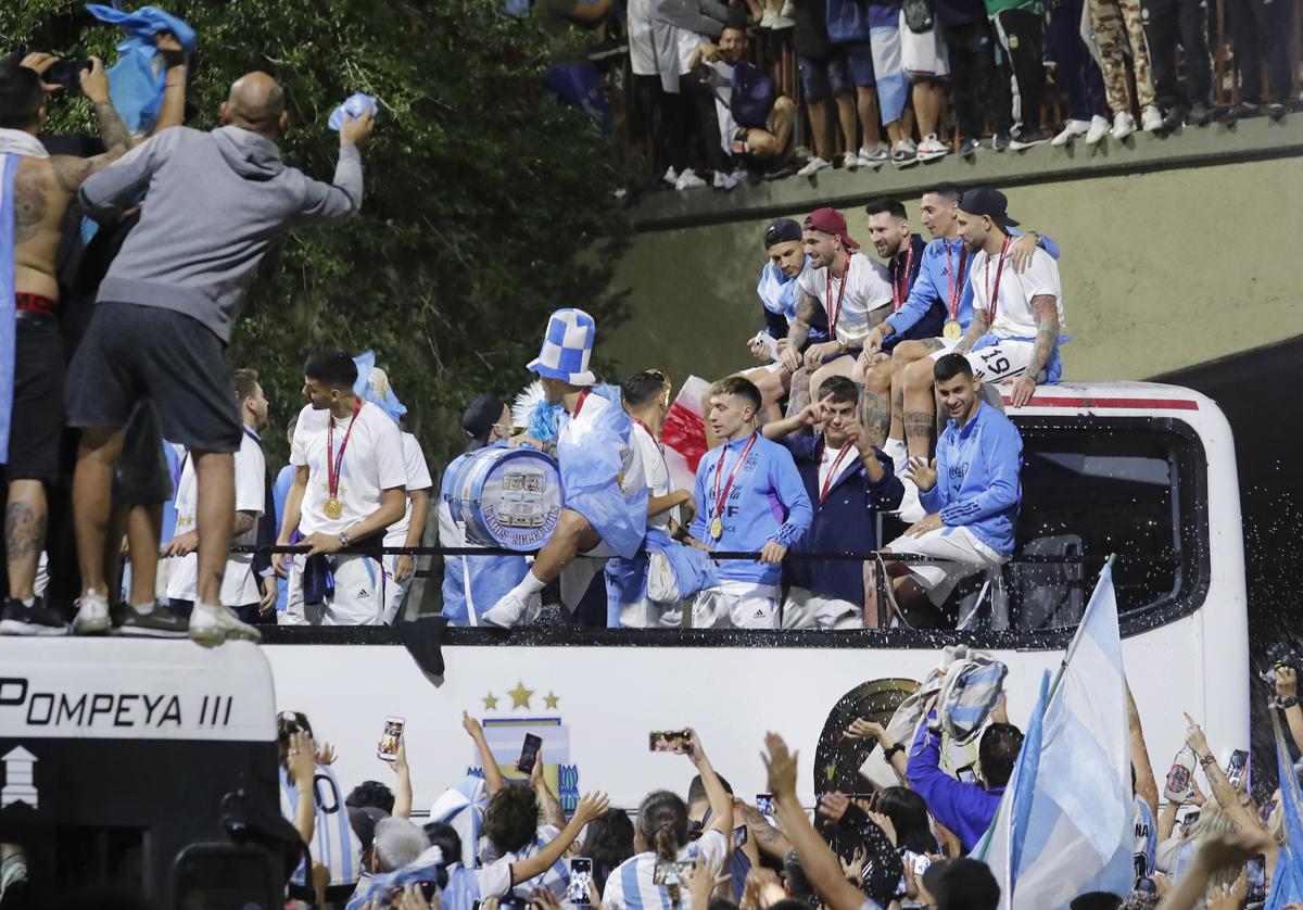 „Dibu” Martinez, protagonist și în timpul paradei de la Buenos Aires » Și-a bătut joc de Mbappe