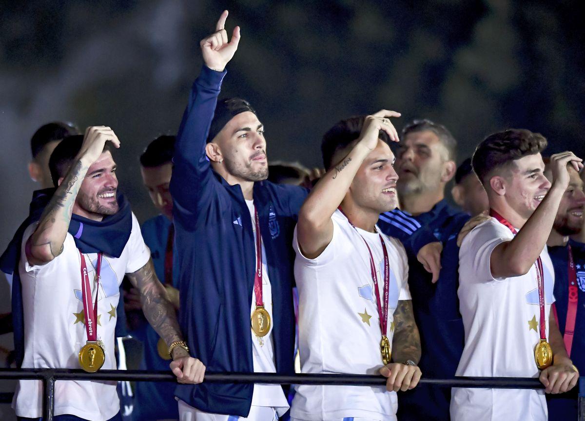 „Dibu” Martinez, protagonist și în timpul paradei de la Buenos Aires » Și-a bătut joc de Mbappe