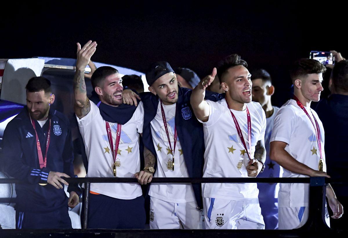 Pentru eternitate! Cupa Mondială a ajuns în Argentina! Imagini ULUITOARE pe străzi, Messi &co. întâmpinați de mii de oameni