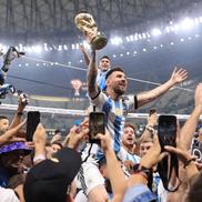 Leo Messi și trofeul Cupei Mondiale