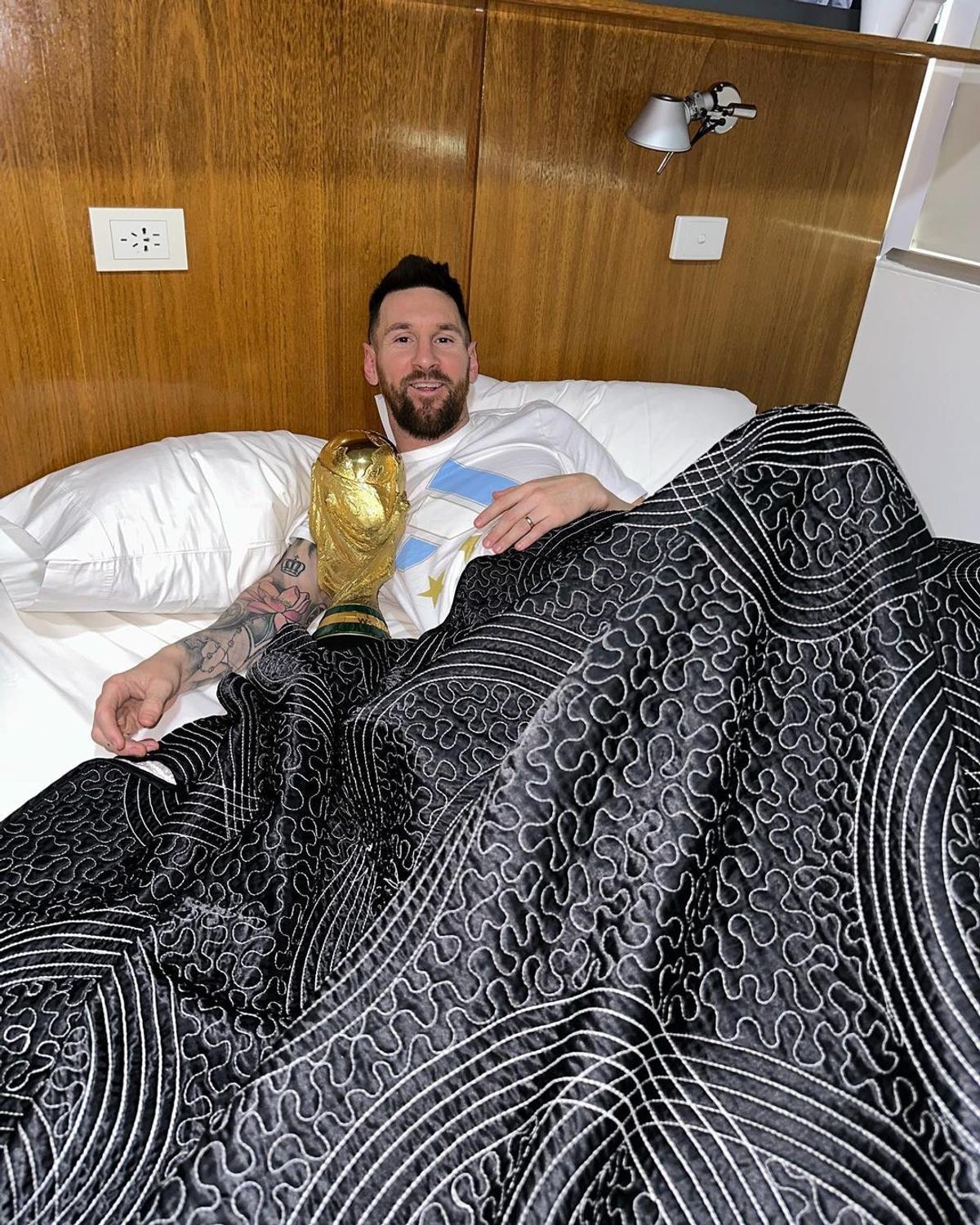 Imagini senzaționale cu Leo Messi și trofeul Campionatului Mondial