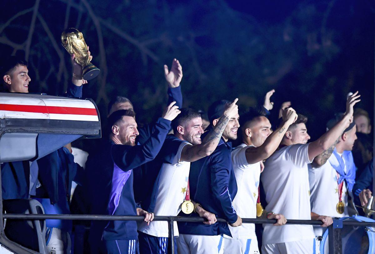 Pentru eternitate! Cupa Mondială a ajuns în Argentina! Imagini ULUITOARE pe străzi, Messi &co. întâmpinați de mii de oameni