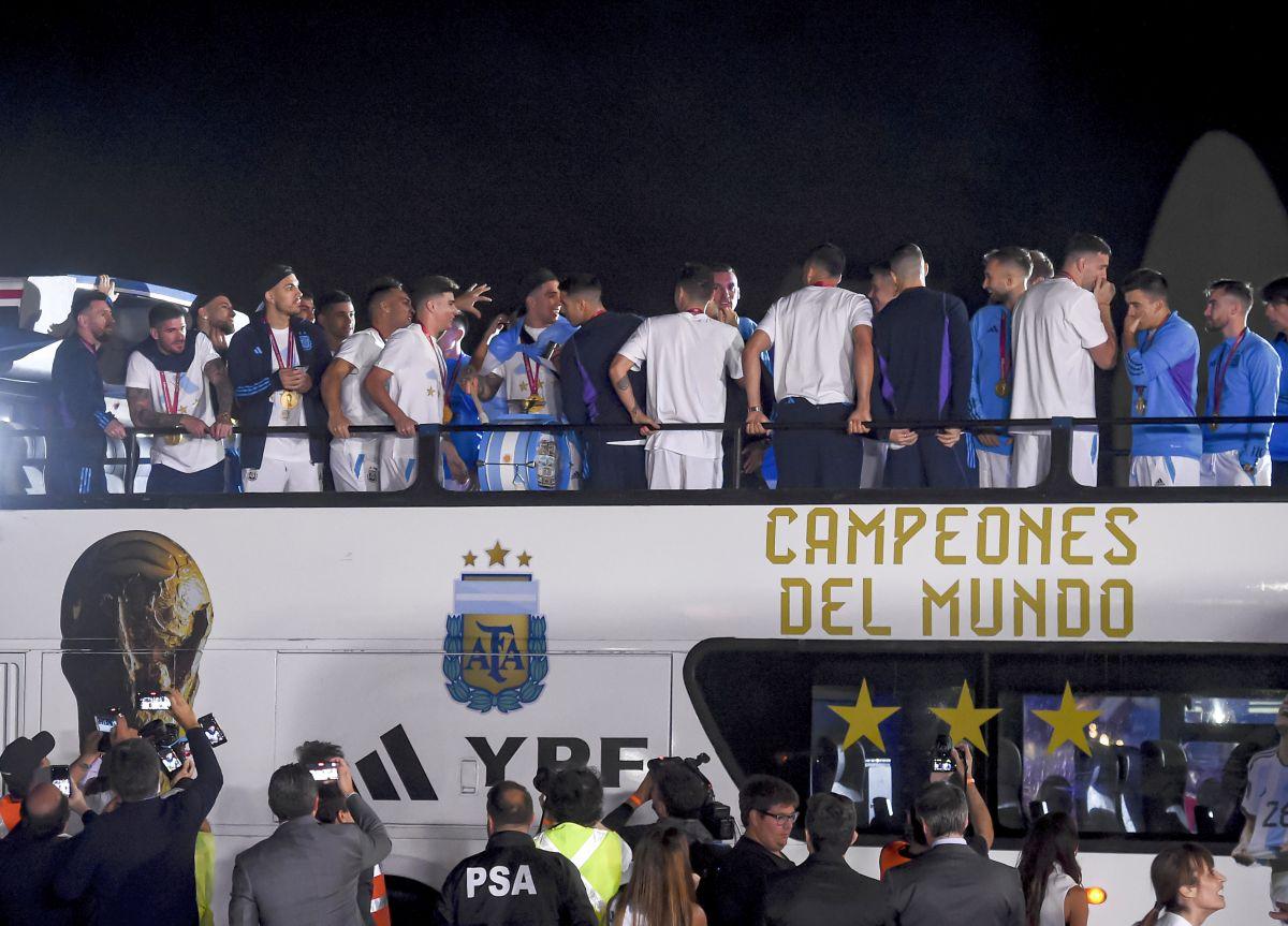 Pentru eternitate! Cupa Mondială a ajuns în Argentina! Imagini ULUITOARE pe străzi, Messi &co. întâmpinați de mii de oameni