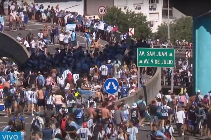 Haos la sărbătoarea Argentinei » Fanii s-au aruncat de pe pod în autocar, jucătorii au fost urcați în elicoptere! Traficul e complet blocat