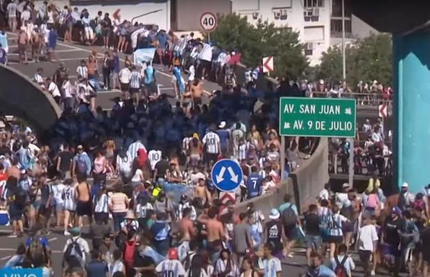 Haos la sărbătoarea Argentinei » Fanii s-au aruncat de pe pod în autocar, jucătorii au fost urcați în elicoptere! Traficul e complet blocat