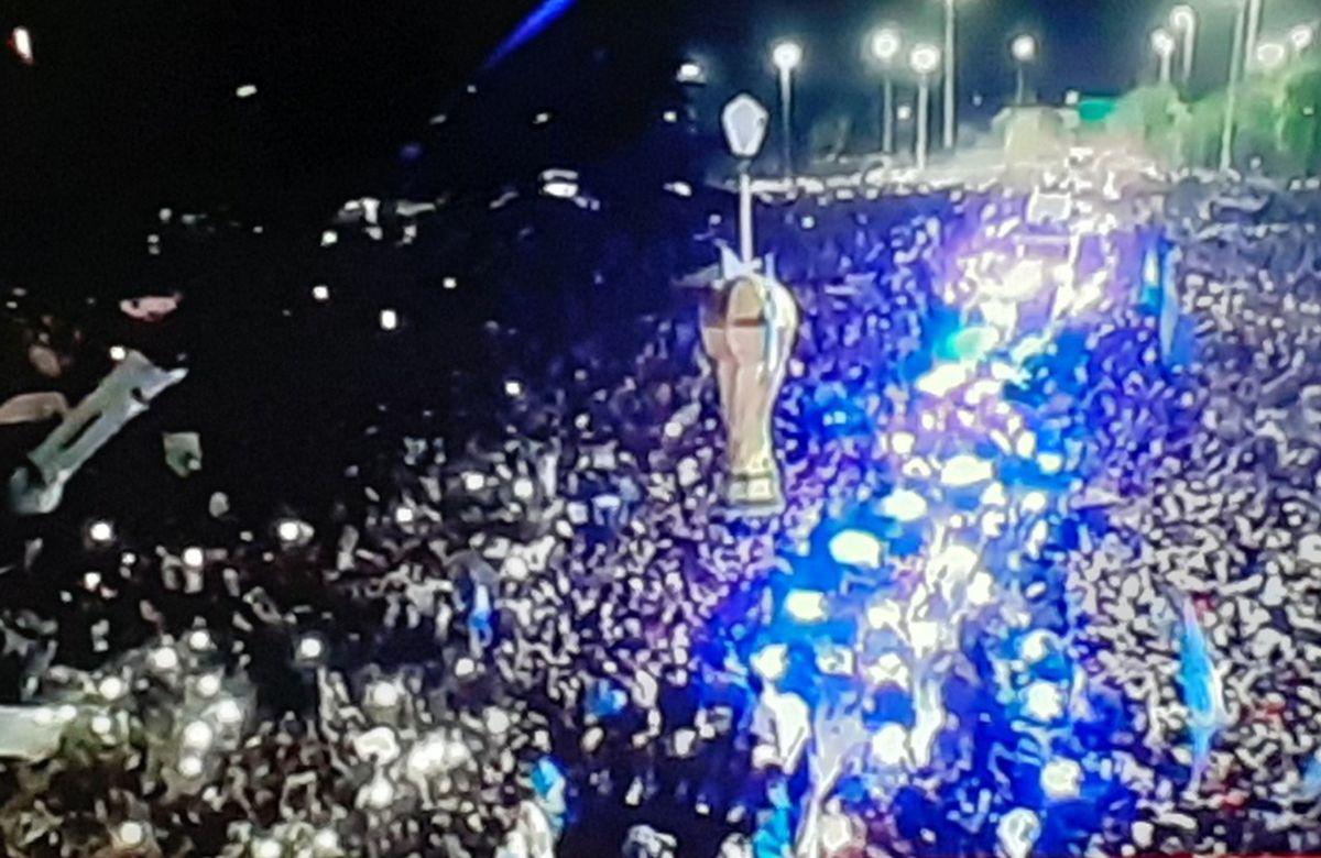 Pentru eternitate! Cupa Mondială a ajuns în Argentina! Imagini ULUITOARE pe străzi, Messi &co. întâmpinați de mii de oameni