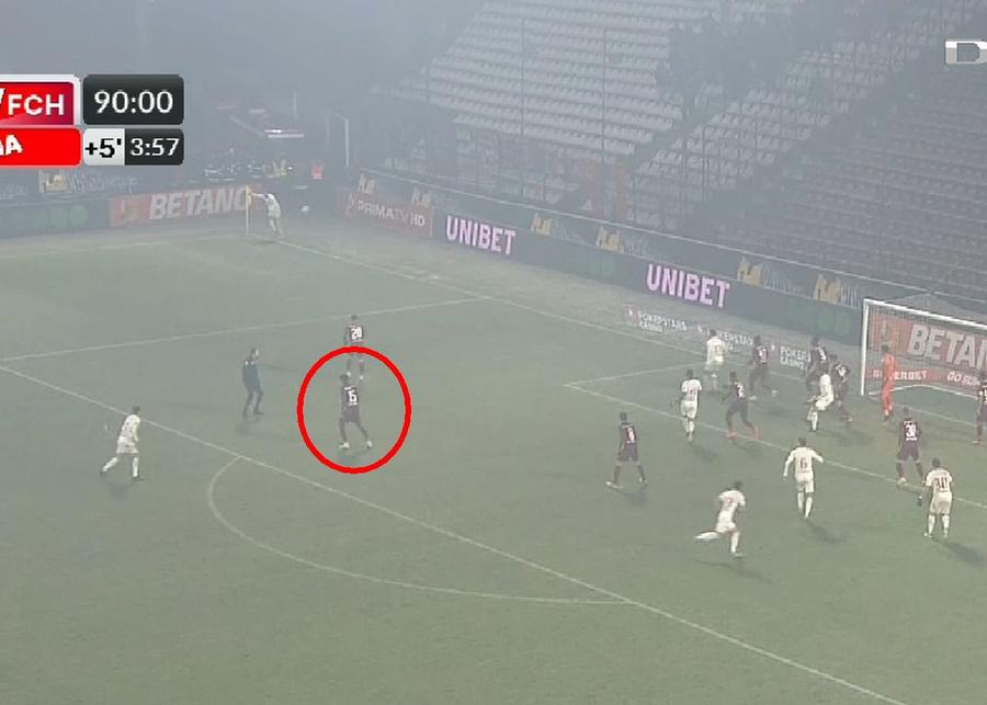 Emmanuel Yeboah se pregătea să plece pe contraatac în momentul cornerelui de la gol / FOTO: Captură @Orange Sport Dan Petrescu și-a făcut praf jucătorii: „Și-au luat bilete de avion, petreceri!” + a dat și două nume: „Nu am înțeles unde era la corner!”