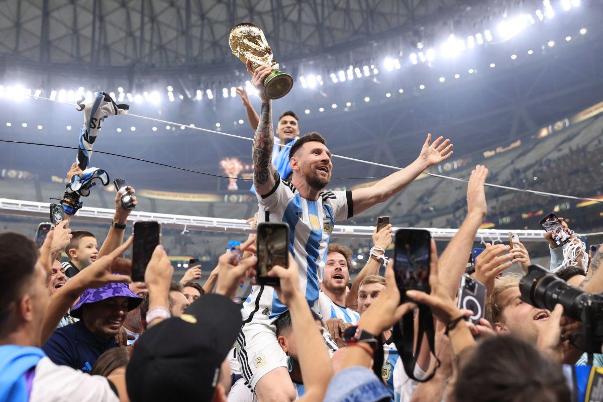 Imagini senzaționale cu Leo Messi și trofeul Campionatului Mondial