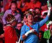 A început cel mai nebun Campionat Mondial! » Bărbați costumați în prințese, extratereștri și ștrumfi + Peter Crouch cu paharul de bere în cap