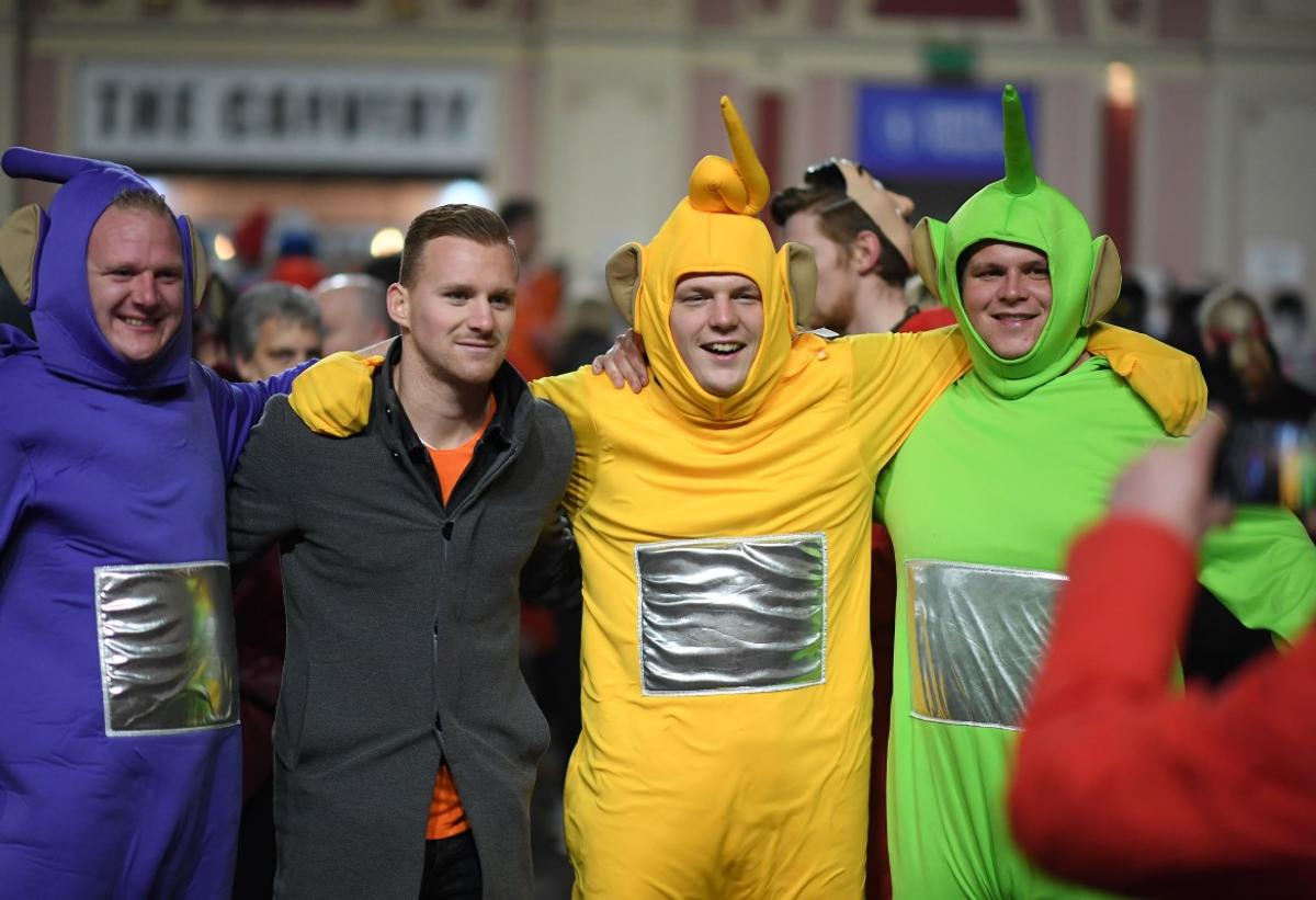 A început cel mai nebun Campionat Mondial! » Bărbați costumați în prințese, extratereștri și ștrumfi + Peter Crouch cu paharul de bere în cap