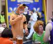 A început cel mai nebun Campionat Mondial! » Bărbați costumați în prințese, extratereștri și ștrumfi + Peter Crouch cu paharul de bere în cap