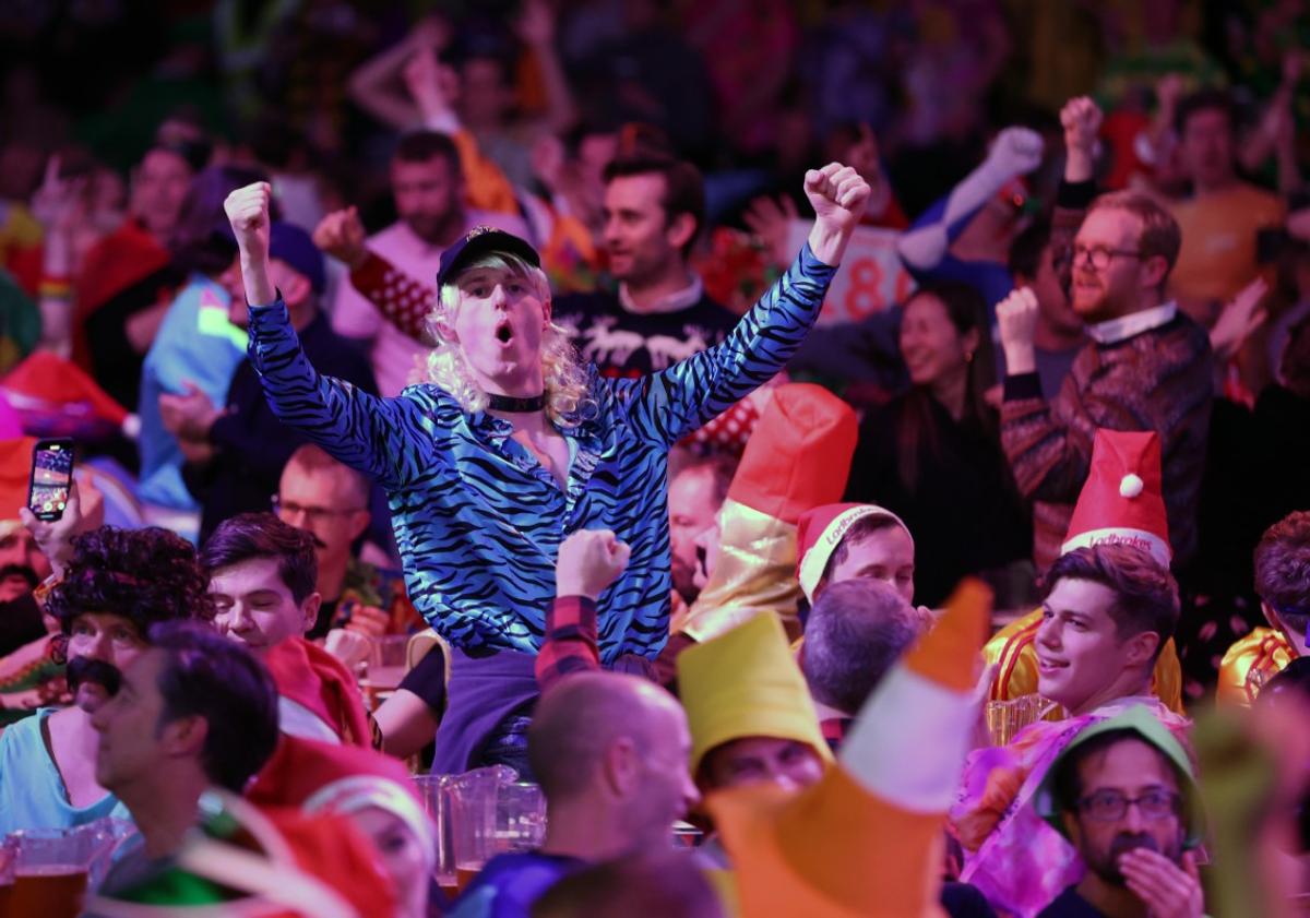A început cel mai nebun Campionat Mondial! » Bărbați costumați în prințese, extratereștri și ștrumfi + Peter Crouch cu paharul de bere în cap