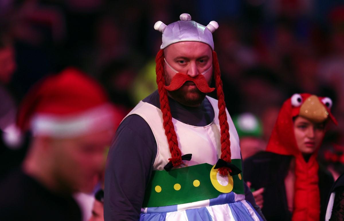 A început cel mai nebun Campionat Mondial! » Bărbați costumați în prințese, extratereștri și ștrumfi + Peter Crouch cu paharul de bere în cap