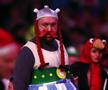A început cel mai nebun Campionat Mondial! » Bărbați costumați în prințese, extratereștri și ștrumfi + Peter Crouch cu paharul de bere în cap