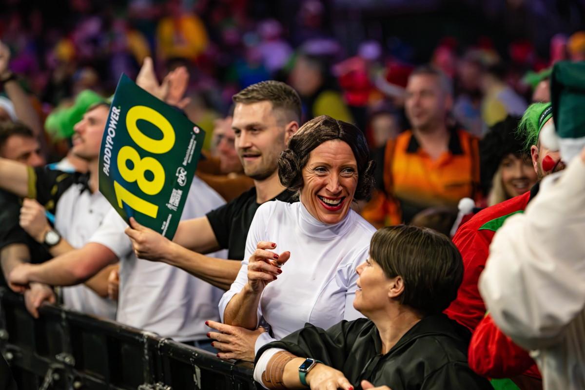 A început cel mai nebun Campionat Mondial! » Bărbați costumați în prințese, extratereștri și ștrumfi + Peter Crouch cu paharul de bere în cap
