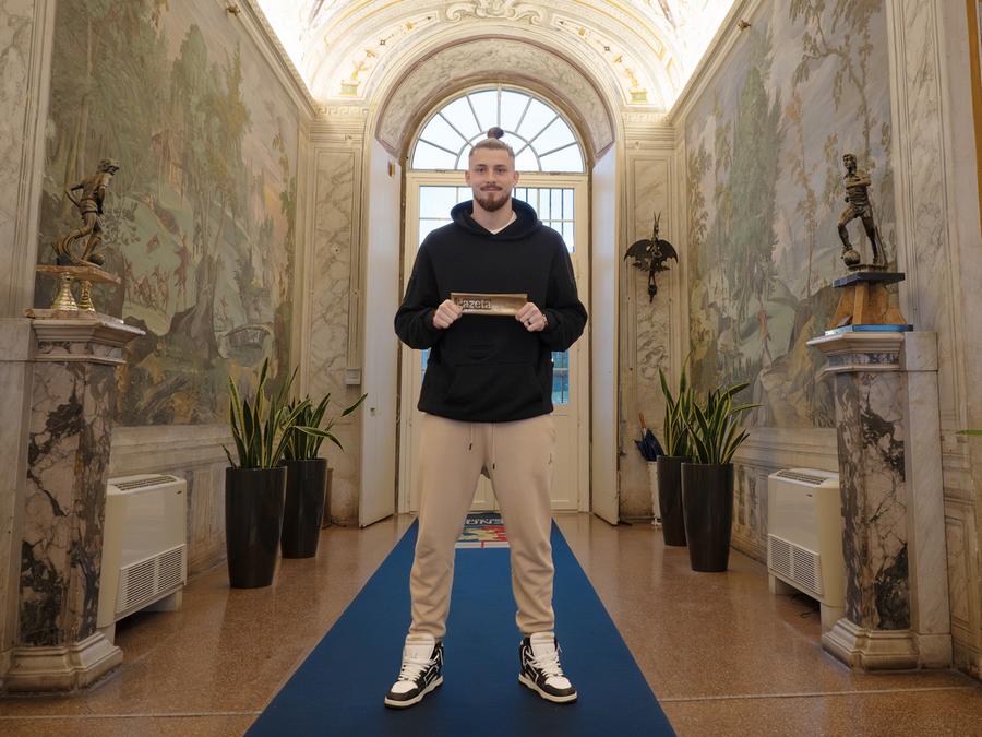Radu Drăgușin a pozat special pentru cititorii Gazetei Sporturilor FOTO Ionuț Iordache Când un fundaș iese Fotbalistul anului