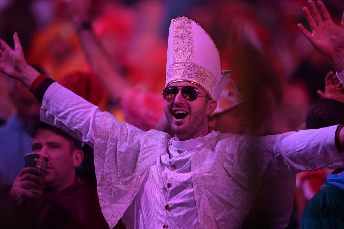 A început cel mai nebun Campionat Mondial! » Bărbați costumați în prințese, extratereștri și ștrumfi + Peter Crouch cu paharul de bere în cap