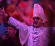 A început cel mai nebun Campionat Mondial! » Bărbați costumați în prințese, extratereștri și ștrumfi + Peter Crouch cu paharul de bere în cap