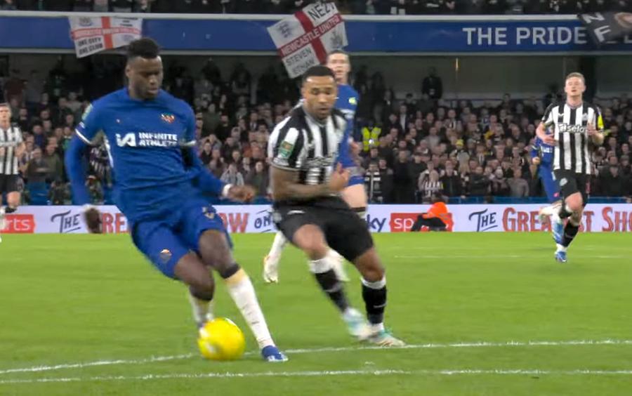 Badiashile avea prim-planul cu Wilson, dar și-a dat cu stângul în dreptul și i-a oferit un „assist” perfect adversarului Vedeta lui Chelsea a profitat de gafa adversarului, apoi i-a transmis un mesaj public: „Se mai întâmplă rahaturi” + Eroare de cascadorii râsului a jucătorului de 38 de milioane