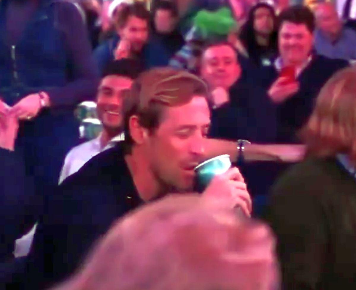 A început cel mai nebun Campionat Mondial! » Bărbați costumați în prințese, extratereștri și ștrumfi + Peter Crouch cu paharul de bere în cap