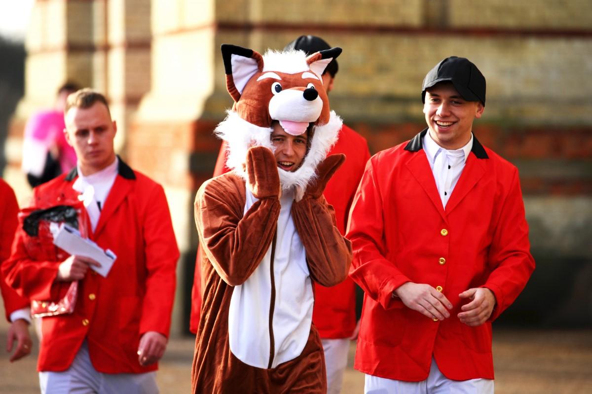 A început cel mai nebun Campionat Mondial! » Bărbați costumați în prințese, extratereștri și ștrumfi + Peter Crouch cu paharul de bere în cap