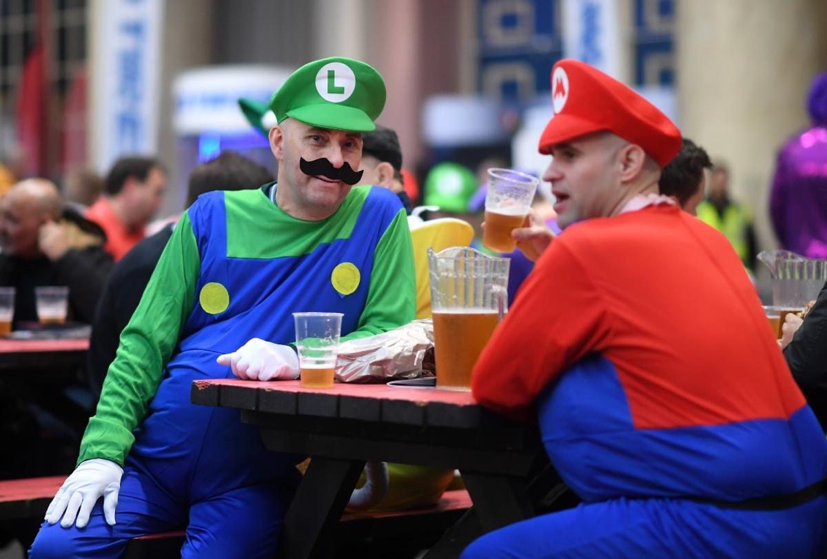 A început cel mai nebun Campionat Mondial! » Bărbați costumați în prințese, extratereștri și ștrumfi + Peter Crouch cu paharul de bere în cap