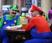 A început cel mai nebun Campionat Mondial! » Bărbați costumați în prințese, extratereștri și ștrumfi + Peter Crouch cu paharul de bere în cap