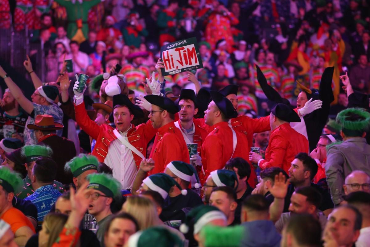 A început cel mai nebun Campionat Mondial! » Bărbați costumați în prințese, extratereștri și ștrumfi + Peter Crouch cu paharul de bere în cap