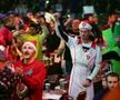 A început cel mai nebun Campionat Mondial! » Bărbați costumați în prințese, extratereștri și ștrumfi + Peter Crouch cu paharul de bere în cap