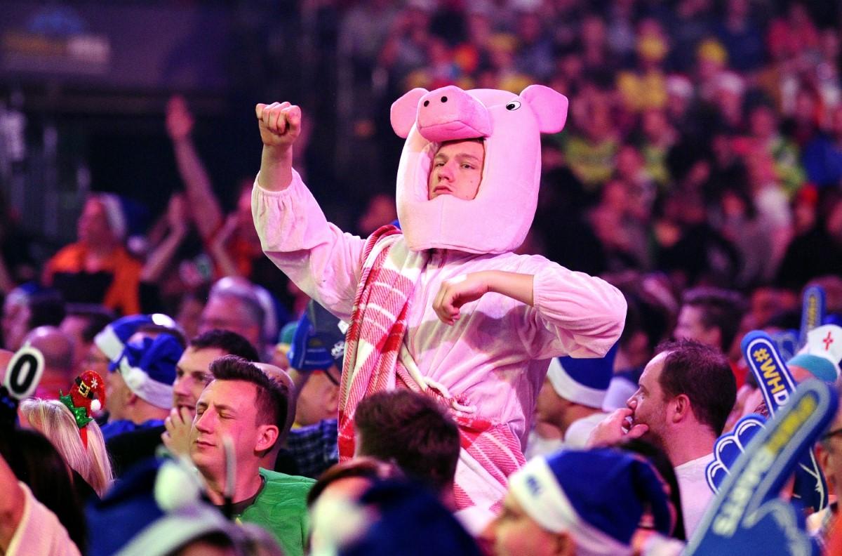 A început cel mai nebun Campionat Mondial! » Bărbați costumați în prințese, extratereștri și ștrumfi + Peter Crouch cu paharul de bere în cap