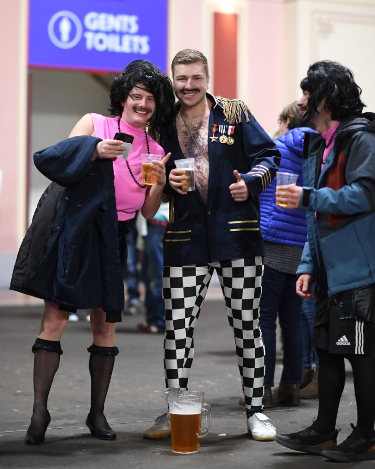 A început cel mai nebun Campionat Mondial! » Bărbați costumați în prințese, extratereștri și ștrumfi + Peter Crouch cu paharul de bere în cap